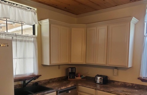 Uvalde Maison | SAGEBRUSH GUESTHOUSE: pool/gym, Garner State Park, Frio, Nueces River, hunting