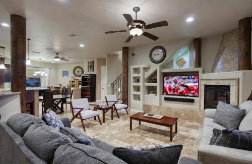 County Island Maison | Saguaro Sunset - Secluded 4BR Home with Rooftop Patio