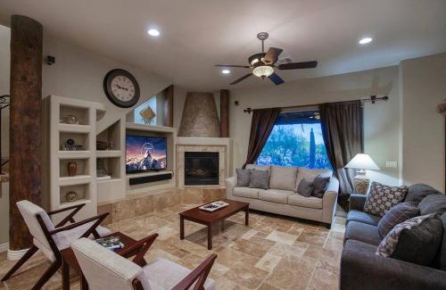 County Island Maison | Saguaro Sunset - Secluded 4BR Home with Rooftop Patio