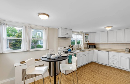 Marblehead Maison | Sailors Aweigh: 3min walk toCharming Historic Town, Spacious Home, Newly Furnished! BBQ, Fast WiFi