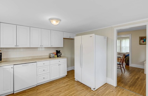 Marblehead Maison | Sailors Aweigh: 3min walk toCharming Historic Town, Spacious Home, Newly Furnished! BBQ, Fast WiFi
