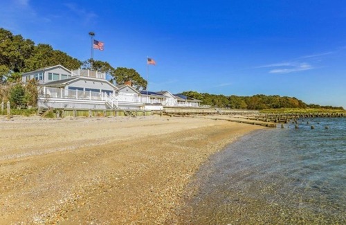 Town of Southold Town Maison | Sailors Delight Beach House:Private Beach, Vineyards,Farm Stands, North Fork