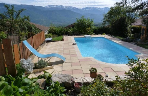 Saint-Vincent-de-Mercuze Maison | Maison chalet avec piscine chauffee et jardin : Entre Grenoble et Chambery