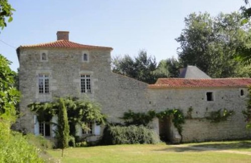 Sainte-Hermine Maison | Sainte Hermine: Logis vendée du 17ème siecle possedant un charme fou....