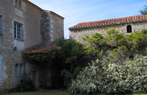 Sainte-Hermine Maison | Sainte Hermine: Logis vendée du 17ème siecle possedant un charme fou....