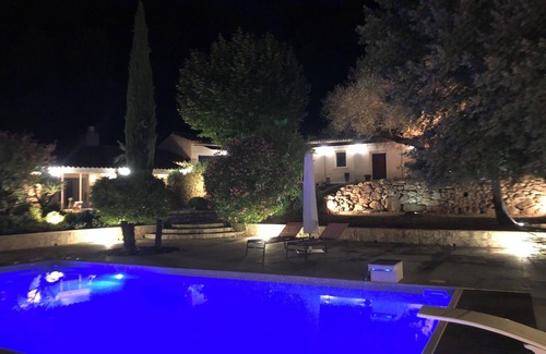 Beaurecueil Villa | Sainte Victoire : Propriété 325 M² avec Pool House qui s'étend sur 5 ha boisé