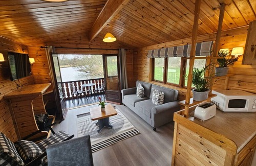 Smallburgh Location De Bateaux | Salhouse Broads Lodge Houseboat