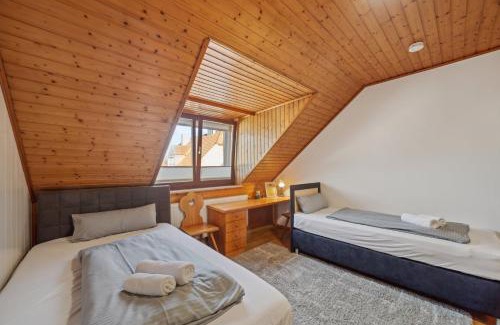 Bayreuth Appartement | Salí Homes K39 Monte-Carlo -Spacious 6-Bedroom Apartment with Terrace and Garden Views in Bayreuth Ideal for Groups