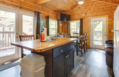 Sallisaw Cabine | Sallisaw Cabin with Deck and Community Amenities!