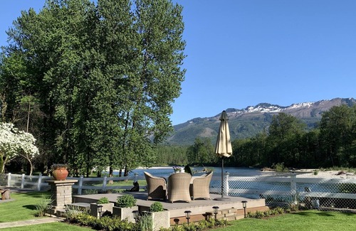 Sultan Maison | Salmon Beach Retreat: Luxurious riverfront home w/ private sandy beach!