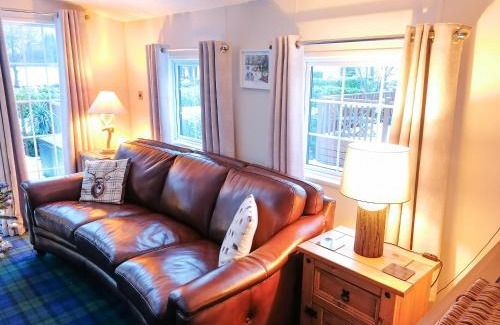 Dollar Maison | Salmon-Leap Lodge