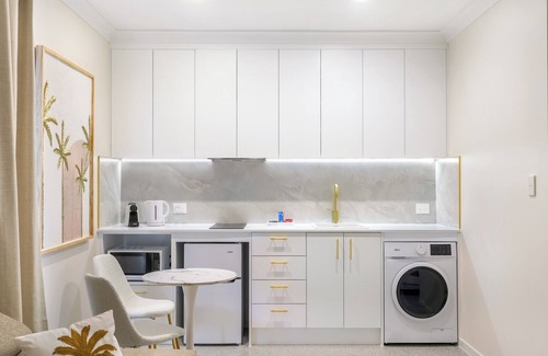 Runaway Bay Appartement | ​Saltbreeze Guest House – Luxury King Suite in Runaway Bay, Gold Coast