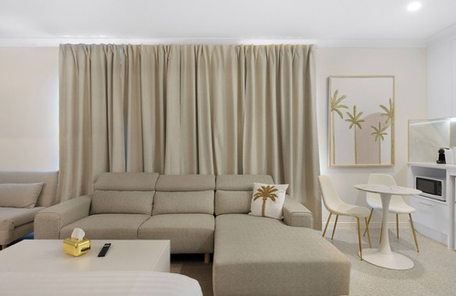 Runaway Bay Appartement | ​Saltbreeze Guest House – Luxury King Suite in Runaway Bay, Gold Coast