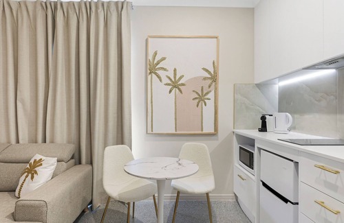 Runaway Bay Appartement | ​Saltbreeze Guest House – Luxury King Suite in Runaway Bay, Gold Coast