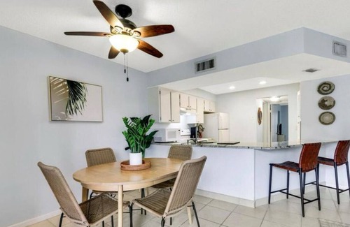 Jupiter One Appartement | Saltwater Sanctuary Coastal Retreat Steps to Shore