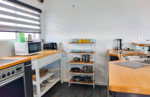 Pukehina Maison | "Salty Dog Beach Bach" is a comfortable and no-frills beachfront retreat.