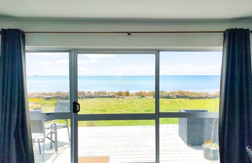 Pukehina Maison | "Salty Dog Beach Bach" is a comfortable and no-frills beachfront retreat.