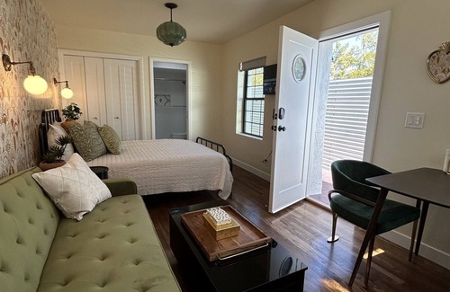 Sam Hughes Maison | Sam Hughes University Art Deco studio!Lux!Walkable