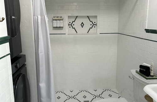 Sam Hughes Maison | Sam Hughes University Art Deco studio!Lux!Walkable