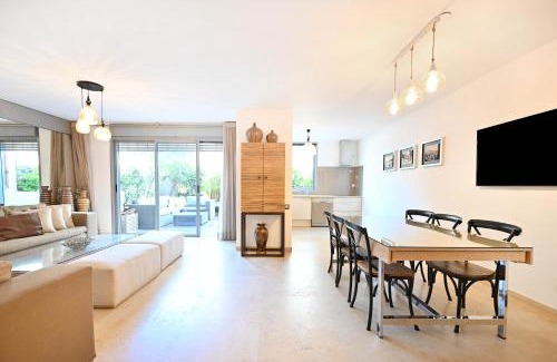 Neve Tzedek Appartement | Sam's Journey 4BR Garden by HolyGuest