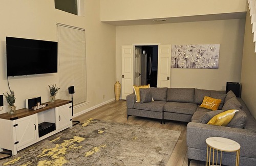 North Central Thousand Oaks Maison | San Antonio luxury and fun