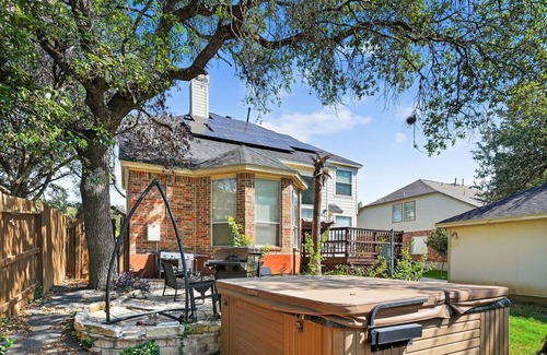 Stone Oak Maison | San Antonio Oasis Hot Tub & Pool Access 4 Bedroom Home