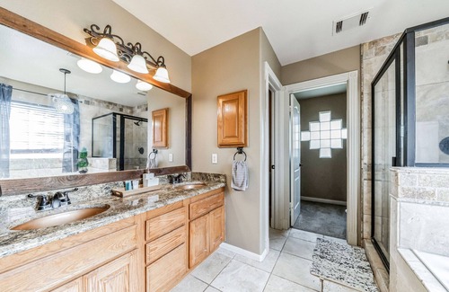 Far North Central Maison | San Antonio Serenity: 23 Min To Six Flags Sleeps 10, 3-Bedroom/2.5Bath