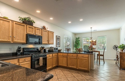 Pecan Creek Maison | San Tan Valley Backyard Paradise avec piscine chauffée, Putting Green et Fire Pit