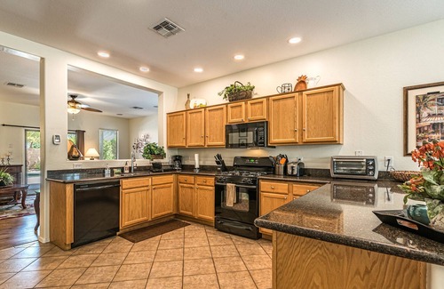 Pecan Creek Maison | San Tan Valley Backyard Paradise avec piscine chauffée, Putting Green et Fire Pit