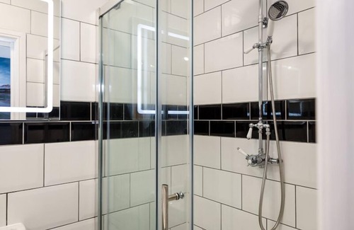 Meads Appartement | Appartement-d'exception-Salle de bain et douche-Vue sur Mer de côté
