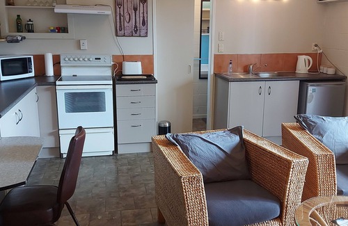 Tauranga Appartement | Sanctuary in your 2 bedroom unit. Safe parking directly outside. Pool & cabana.