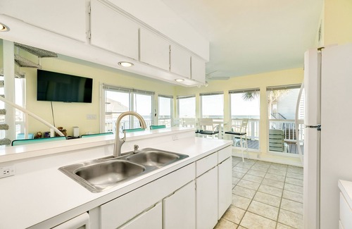 Pirates Beach Maison | Sand `N Sea's Sunshine Beach - Dog Friendly, Gulf Views, Steps from Sand & Surf
