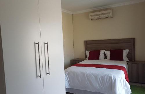 Hazyview Chalet De Ski | Sand River Cottages