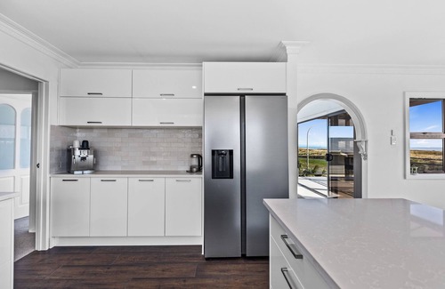 Papamoa Beach Maison | Sandbanks - Papamoa Beachfront Holiday Home
