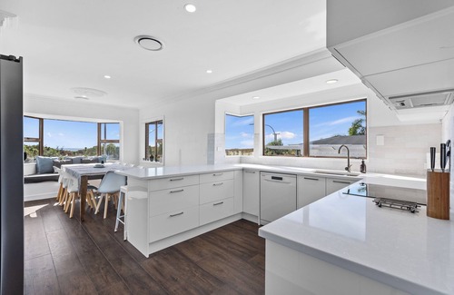 Papamoa Beach Maison | Sandbanks - Papamoa Beachfront Holiday Home