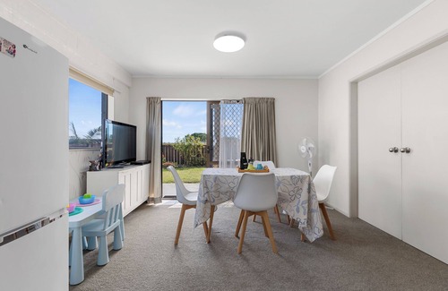 Papamoa Beach Maison | Sandbanks - Papamoa Beachfront Holiday Home