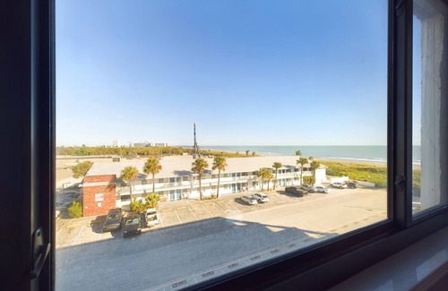Cocoa Isles Copropriété | Sandcastles 2BR/2BA Cocoa Beach Ocean Views! Heated Pool!