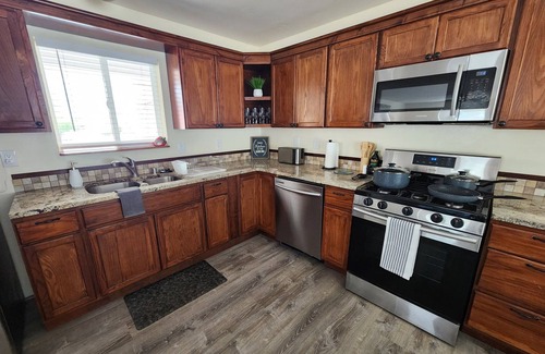 Bosque Farms Maison | Sandia Retreat - Pool Table, Arcade, Relaxing, FUN