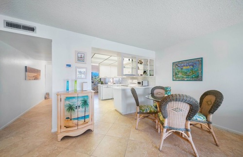 Beachview Country Club Estates Copropriété | Sandpebble 2E: Magnifiquement rénové Island Condo juste en face de la plage!