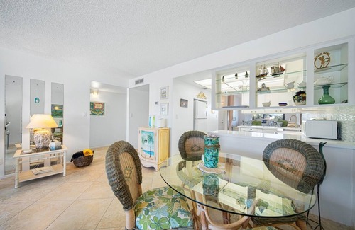Beachview Country Club Estates Copropriété | Sandpebble 2E: Magnifiquement rénové Island Condo juste en face de la plage!