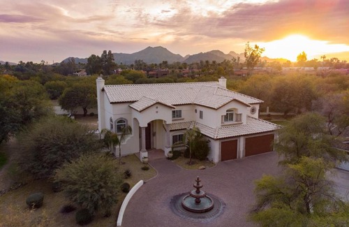 Paradise Valley Village Maison | Sandstone by AvantStay Spacious Desert Oasis w Pool BBall Crt Movie Room