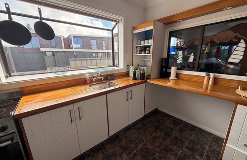 Paraparaumu Beach Maison | Sandwalk - Big, bold and beachfront