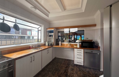 Paraparaumu Beach Maison | Sandwalk - Big, bold and beachfront