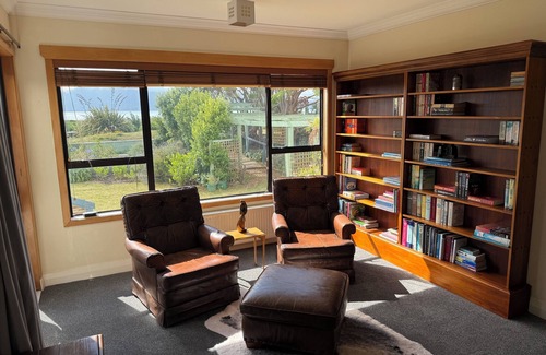 Paraparaumu Beach Maison | Sandwalk - Big, bold and beachfront