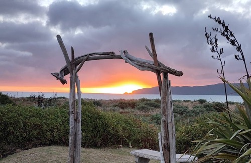 Paraparaumu Beach Maison | Sandwalk - Big, bold and beachfront