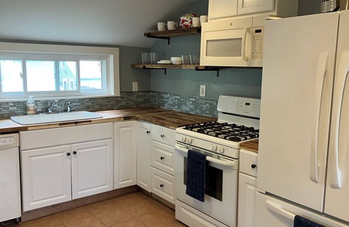 Lake Erie Beach Maison | Sandy Cheeks is perfect for your next family vacation! Walk to Lake Erie Beach.