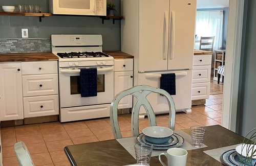Lake Erie Beach Maison | Sandy Cheeks is perfect for your next family vacation! Walk to Lake Erie Beach.