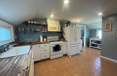 Lake Erie Beach Maison | Sandy Cheeks is perfect for your next family vacation! Walk to Lake Erie Beach.
