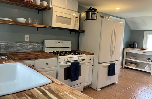 Lake Erie Beach Maison | Sandy Cheeks is perfect for your next family vacation! Walk to Lake Erie Beach.