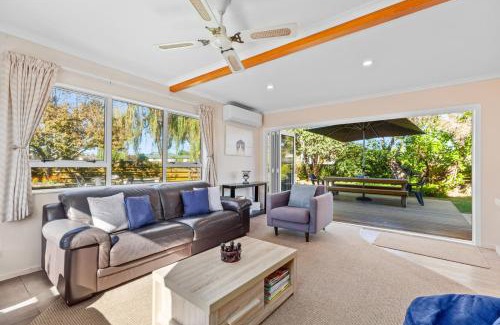 Papamoa Beach Maison | Sandy Feet - Papamoa Beach Holiday Home